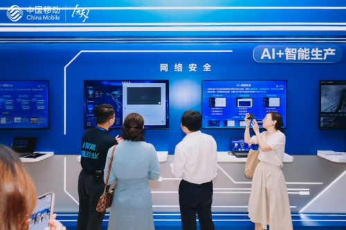 直击2024年数字中国峰会中国移动AI+行业论坛展区： AI赋能千行百业“新风采”(图9)